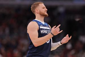 打湖人就来劲！迪文岑佐半场11分3助2断 里德3分4板1助1帽