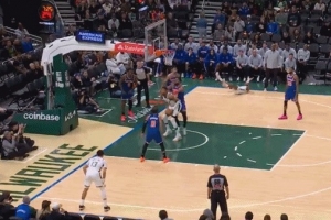 点燃主场！字母哥飞身大帽+二次进攻暴扣 大喊“这是我的地盘”