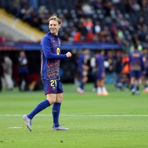 世体：佩德里伤缺，德容+卡萨多+费尔明很可能将组成巴萨中场