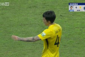 累计四黄末轮停赛！姜至鹏背后伸腿踢中高天意裆部，被黄牌警告