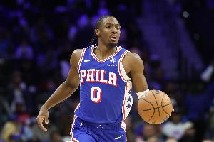 传射俱佳！马克西半场10中5贡献17分6助且0失误 正负值+16