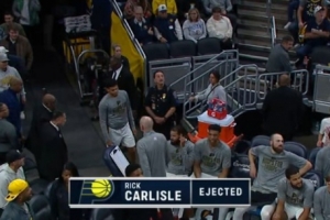 大发雷霆！步行者界外球被改判给篮网 卡莱尔怒喷裁判被驱逐