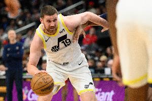 今天进攻看你！米哈伊柳克半场10中7&三分6中4轰18分2板2助