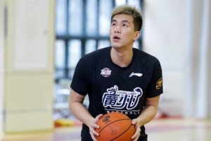 郭艾伦回归！广州龙狮训练场出现熟悉帅气身影