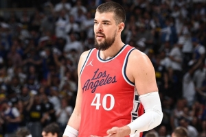 祖巴茨：我们一直防不住太阳的射手 比尔机会不错只是没能投进